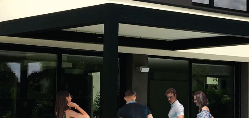 Faites le mur avec la pergola adossée !