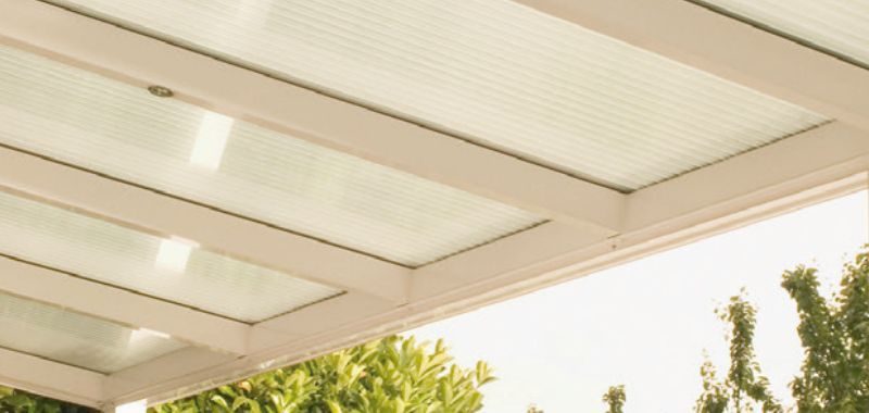 La pergola à panneaux rigides : le choix solide !