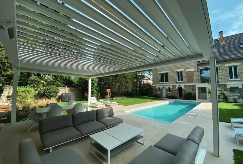 Maîtriser la pluie et le beau temps avec une pergola bioclimatique
