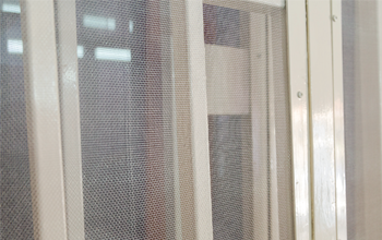 Moustiquaire à toile rétractable