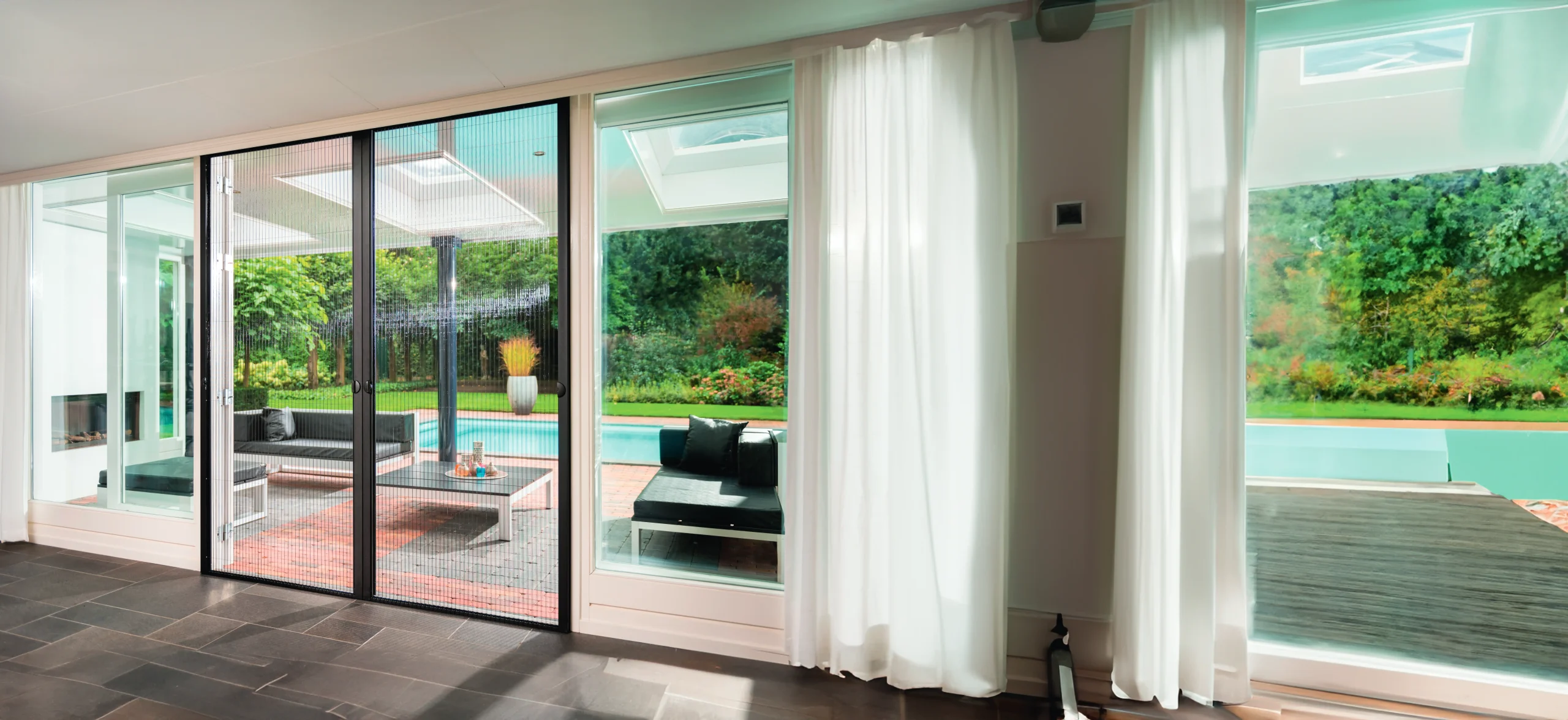 <p>PLISSÉE LATÉRALE</p>
