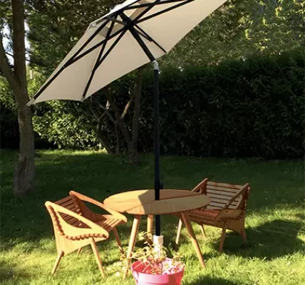 Avec son point d'ombre facilement modulable, ce parasol est la solution idéale pour l'été